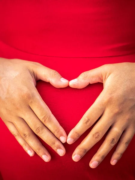 Ung Afroamerikansk Blandras Eller Etnicitet Kvinna Bär Ljus Röd Klänning — Stockfoto