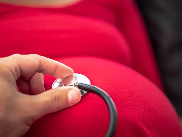 Närbild Manlig Läkare Eller Make Hand Hålla Ett Stetoskop Magen — Stockfoto