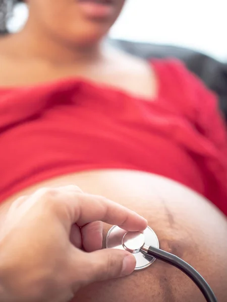 Närbild Manlig Läkare Eller Make Hand Hålla Ett Stetoskop Bara — Stockfoto