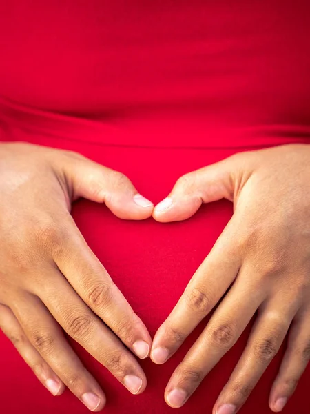 Ung Afroamerikansk Blandras Eller Etnicitet Kvinna Bär Ljus Röd Klänning — Stockfoto