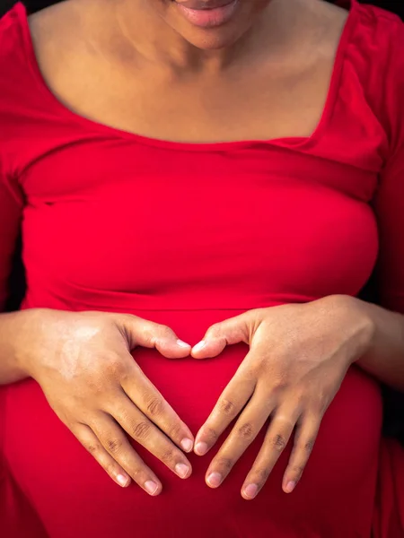 Ung Afroamerikansk Blandras Kvinna Bär Ljus Röd Klänning Ser Ner — Stockfoto