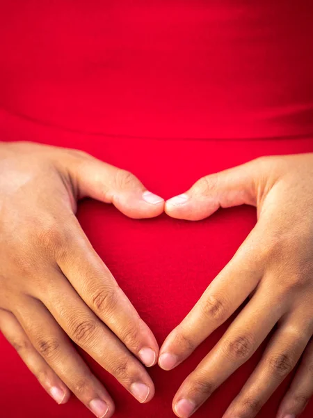 Ung Afroamerikansk Blandras Eller Etnicitet Kvinna Bär Ljus Röd Klänning — Stockfoto