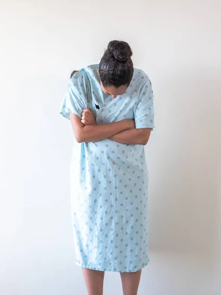 病院のガウンやローブを着たアフリカ系アメリカ人女性が 悲しみの涙や喪失からの鬱の涙を抱きながら腕を交差させ — ストック写真