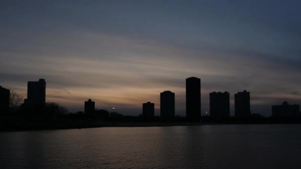 Chicago Április 2017 Este Lemegy Nap Horizont Alatt Tollas Felhős — Stock videók