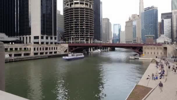 Chicago Kwietnia 2017 Ludzie Siedzą Ławkach Spacerują Ścieżką Wzdłuż Rzeki — Wideo stockowe