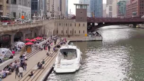 2017年4月9日 芝加哥 当游览船和游艇驶过具有历史意义的拉桥时 成群的人聚集在市中心沿河道的城市酿酒厂 — 图库视频影像