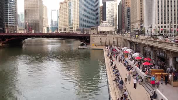 2017年4月9日 芝加哥 当行人和游客欣赏位于市中心沿河道的城市酿酒厂时 州街下的游览船和水上出租车通过拉桥 — 图库视频影像