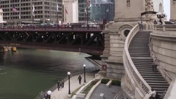 Чикаго Апреля 2017 Года Пешеходы Туристы Пересекают Мост Дюсейбл Мичиган — стоковое видео