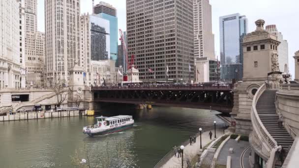 Chicago Abril 2017 Pedestres Turistas Atravessam Ponte Dusable Michigan Avenue — Vídeo de Stock