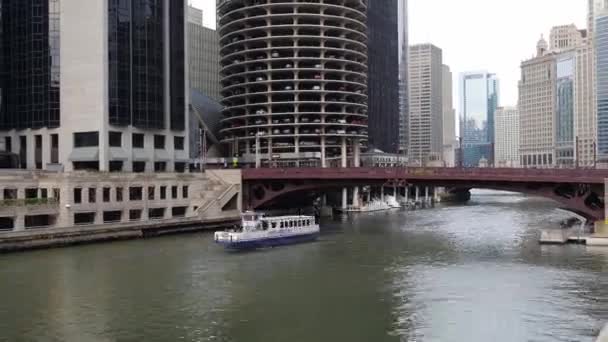 Şikago Nisan 2017 Nsanlar Şehir Merkezindeki Banklarda Oturur Nehir Yolu — Stok video