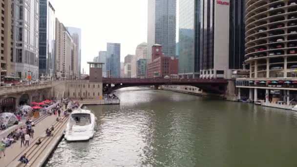 Chicago April 2017 Сутінки Людей Збираються Міському Виноробстві Вздовж Річкориду — стокове відео