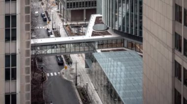 Şikago, Il - 9 Mart 2020: İnsanlar Superior Caddesi 'nden geçen yaya köprüsünü geçerken,.