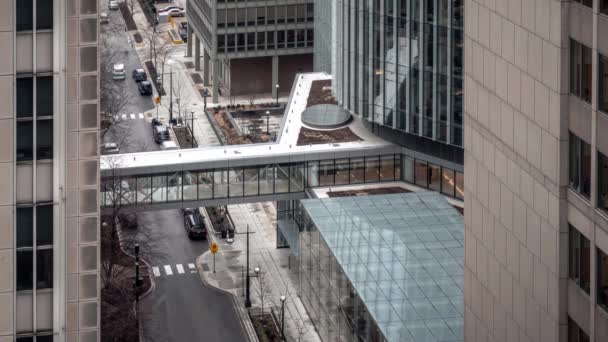 Chicago Março 2020 Pessoas Atravessam Ponte Pedonal Que Atravessa Rua — Vídeo de Stock