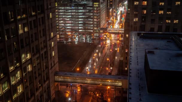 シカゴ 2020年3月9日 交通と歩行者は ノースウェスタン医科大学近くのフェアバンクス裁判所に沿って夜間にダウンタウンを通って移動します — ストック動画