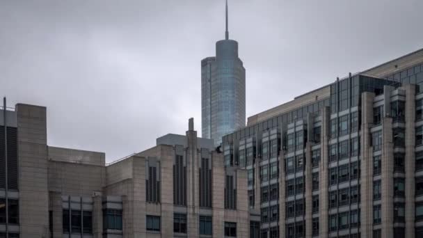 Chicago Março 2020 Anilhas Janelas Descem Pelo Rosto Prédio Alto — Vídeo de Stock