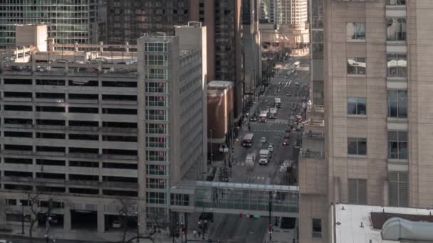 Chicago Maart 2020 Verkeer Voetgangers Rijden Door Het Centrum Langs — Stockvideo