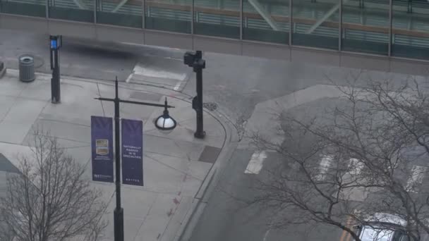 シカゴ 2020年3月10日 交通と歩行者は北西医療キャンパス近くのフェアバンクス裁判所に沿ってダウンタウンを移動します — ストック動画