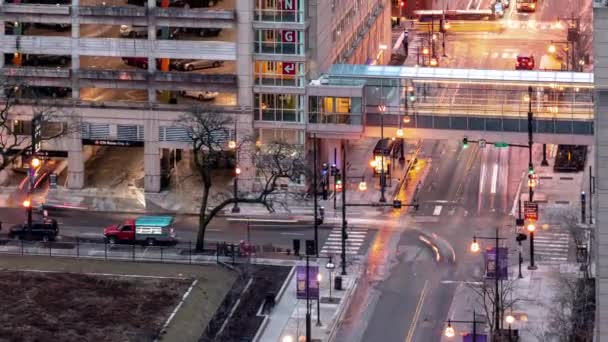 Chicago March 2020 Транспорт Пішоходи Переїжджають Через Центр Фербенксу Біля — стокове відео