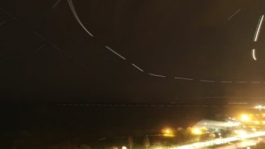 Yoğun Lake Shore Drive 'daki yol trafiğinden gelen güzel bir kümülatif ya da eklenebilir zaman klibi ve gökyüzündeki uçak ışıkları benzersiz bir son çerçeve oluşturuyor..