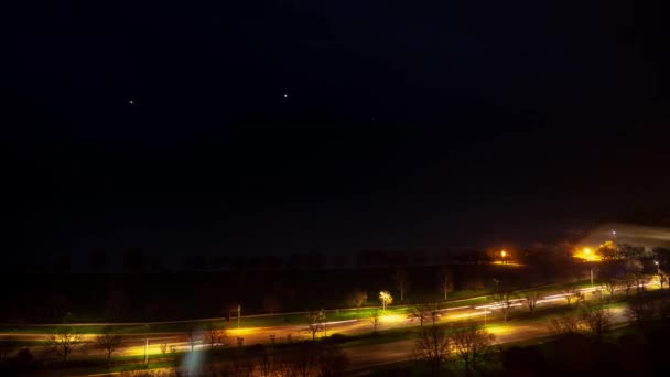 许多航空公司的飞机上的灯光在密歇根湖上空盘旋 在漆黑的夜空中创造了复制的空间 — 图库视频影像