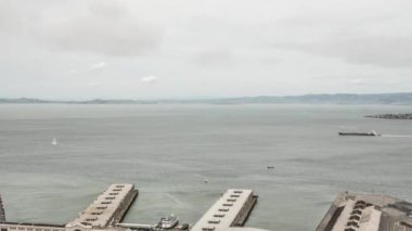 Bulutlu bir günde bulutlu bir günde Embarcadero 'da trafik ilerlerken San Francisco Körfezi' nde gezinen tekne ve yelkenlilerin hava zaman çizelgesi..