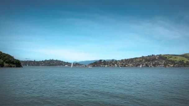 Zeilboten Passeren Het Blauwe Water Van San Francisco Bay Buurt — Stockvideo