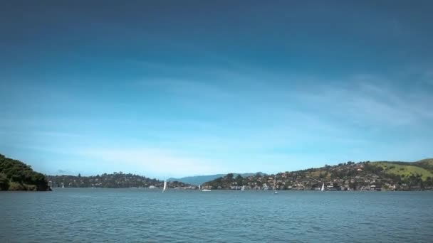 Морські Човни Проходять Повз Блакитну Воду Затоки Сан Франциско Поблизу — стокове відео