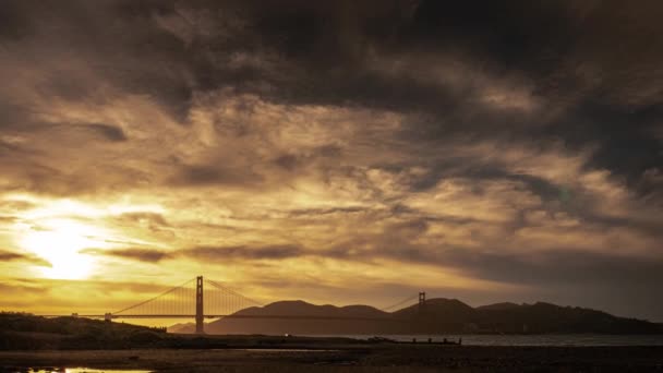 Hermoso Cielo Amarillo Azul Atardecer Timelapse Puente Golden Gate California — Vídeos de Stock
