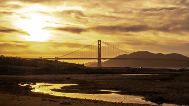 Hermoso Cielo Amarillo Azul Atardecer Timelapse Puente Golden Gate California — Vídeos de Stock