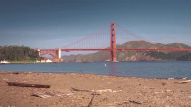 San Francisco, CA - 21 Nisan 2017: İnsanlar Crissy Field Sahili 'ndeki çöp dolu kıyı şeridi boyunca yürürken,.