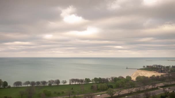 Chicago Avril 2017 Une Épaisse Couche Nuages Déplace Dessus Eau — Video