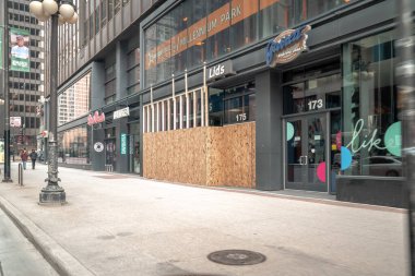 Chicago, IL - 24 Mart 2020: Lids spor mağazası güvenlik nedenleriyle kontrplak ile kaplandı ve COVID-19 veya dünyayı şok etmeye devam eden Coronavirus salgınının ortasında kapatıldı.