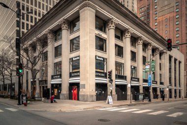 Chicago, IL - 24 Mart 2020: Hem şehir merkezindeki Roots hem de Sephora mağazaları kapatıldı ve COVID-19 ya da Coronavirus salgını ve salgını arasında güvenlik için kapatıldı.