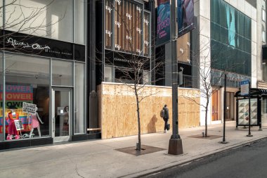 Chicago, IL - 24 Mart 2020: David Yurman mağazası, COVID-19 veya Coronavirus salgını sırasında ev siparişleri nedeniyle kapalı olduğu için Michigan Bulvarı 'ndaki güvenlik için kapatıldı.