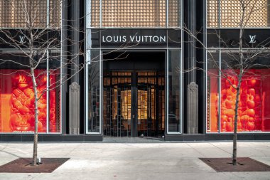 Chicago, IL - 24 Mart 2020: Louis Vouitton mağazası COVID-19 ya da Coronavirus salgını sırasında ev siparişleri nedeniyle kapalı ve kapalı..