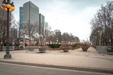 Chicago, IL - 24 Mart 2020: Millennium Park 'ın bazı bölümleri COVID-19 veya Coronavirus salgını sırasında halka kapalı ve çok sessiz kalıyor.