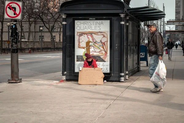 Chicago March 24Th 2020 Homeless Pregnant Woman Sits Eerily Quiet — Stock Photo, Image