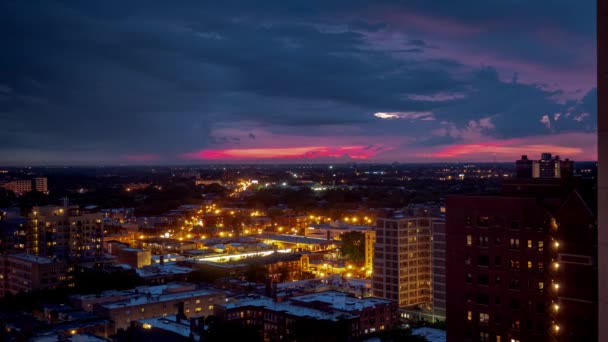 Een prachtige roze blauwe en paarse bewolkte hemel zonsondergang boven de noordkant van de stad Chicago in de Edgewater buurt. — Stockvideo