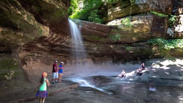 Oglesby 2017年7月3日 人々は家族と一緒にトレイルと景色を探索し 写真を撮り 美しい夏の日にStarved Rock State ParkのLasalle Canyon滝の下で濡れてください — ストック動画