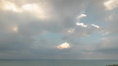 Mavi gökyüzünü dolduran tüylü beyaz bulutlardan oluşan dikey bir tava aşağı uçtu ve gün batımında Chicago ve Foster Sahili 'nin kuzeyindeki Michigan Gölü' nün üzerinde kayboldu..