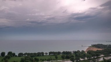 Chicago, IL - 12 Temmuz 2017: Edgewater Mahallesi 'ne şiddetli rüzgâr ve yağmur getiren Michigan Gölü üzerindeki bulutlar şiddetli bir fırtınaya yol açtı.