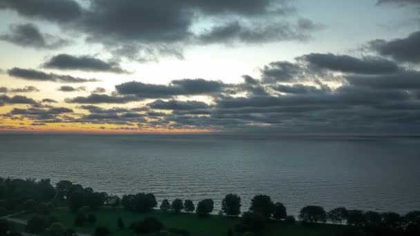 Aérien Laps Temps Rangées Nuages Cumulus Duveteux Blancs Roulant Sur — Video