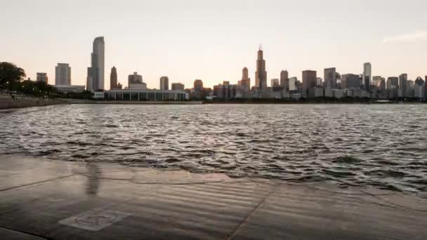 美国伊利诺斯州芝加哥 2017年8月4日 随着在格兰特公园举行的一年一度的音乐节上升起的浓烟 一个明亮的橙色的夕阳西下落在芝加哥的摩天大楼后面 — 图库视频影像