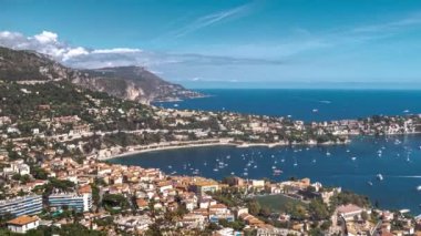 Nice 'deki bir tepenin tepesinden, Fransa' nın başkenti Saint Jean Cap Ferrat 'ta, Rade de Villefranche-sur-Mer' de hareket eden tekne, yat ve gemilere bakarak havadan zaman kaybı..