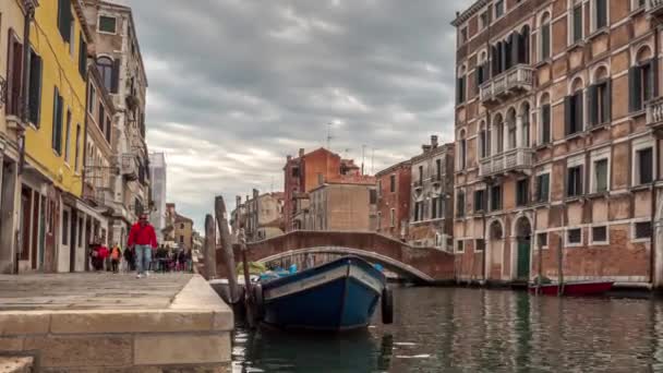 Venetië Italië September 2017 Toeristen Lokale Bevolking Lopen Langs Een — Stockvideo