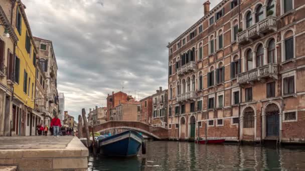 Venetië Italië September 2017 Toeristen Lokale Bevolking Lopen Langs Een — Stockvideo