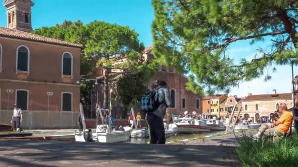 意大利威尼斯 2017年9月17日 当地居民和游客在威尼斯湖中布拉诺岛上停靠船只的运河边散步 岛上布满了五彩缤纷的建筑物 — 图库视频影像