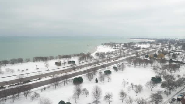 Tráfico Vehicular Pasa Por Lake Shore Drive Chicago Mientras Gente — Vídeos de Stock