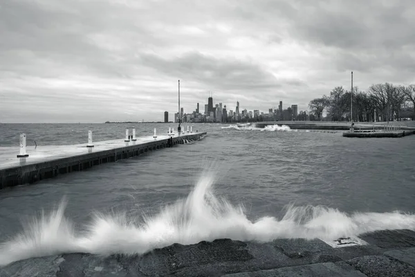 Черно Белый Панорамный Вид Чикаго Фуллертон Авеню Ветреный День Водой — стоковое фото