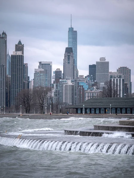 Chicago Ufuk Çizgisi Manzarası Dalgalar Katmanlı Kıyı Şeridine Çarpıyor Rüzgarlı — Stok fotoğraf